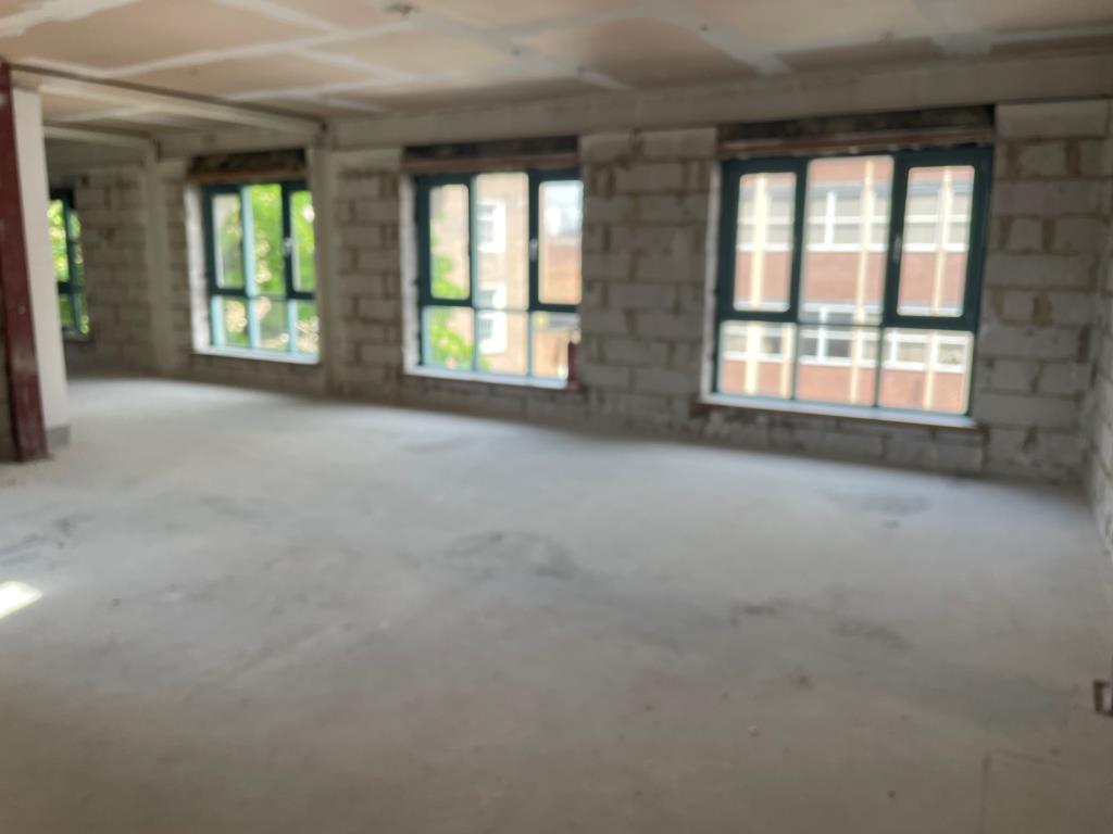 Lot: 72 - COMMERCIAL INVESTMENT WITH RESIDENTIAL CONSENT OF UPPER PARTS - open plan first floor area for conversion